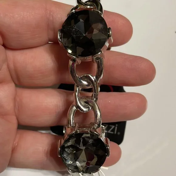 Pretty Paparazzi Stretch Bracelet with Dazzle! New - Picture 1 of 2